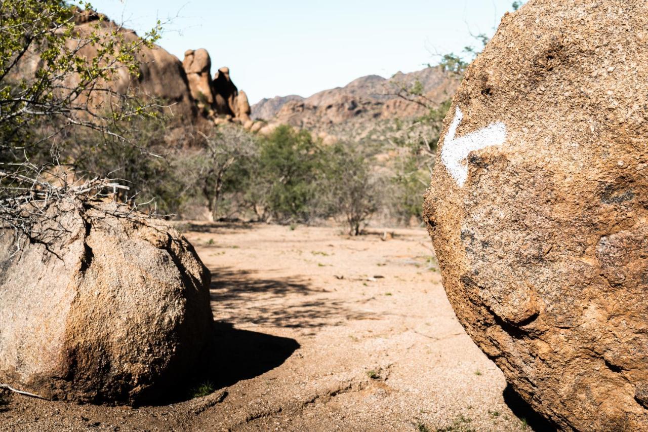 Ai Aiba - The Rock Painting Lodge Omaruru Exterior photo