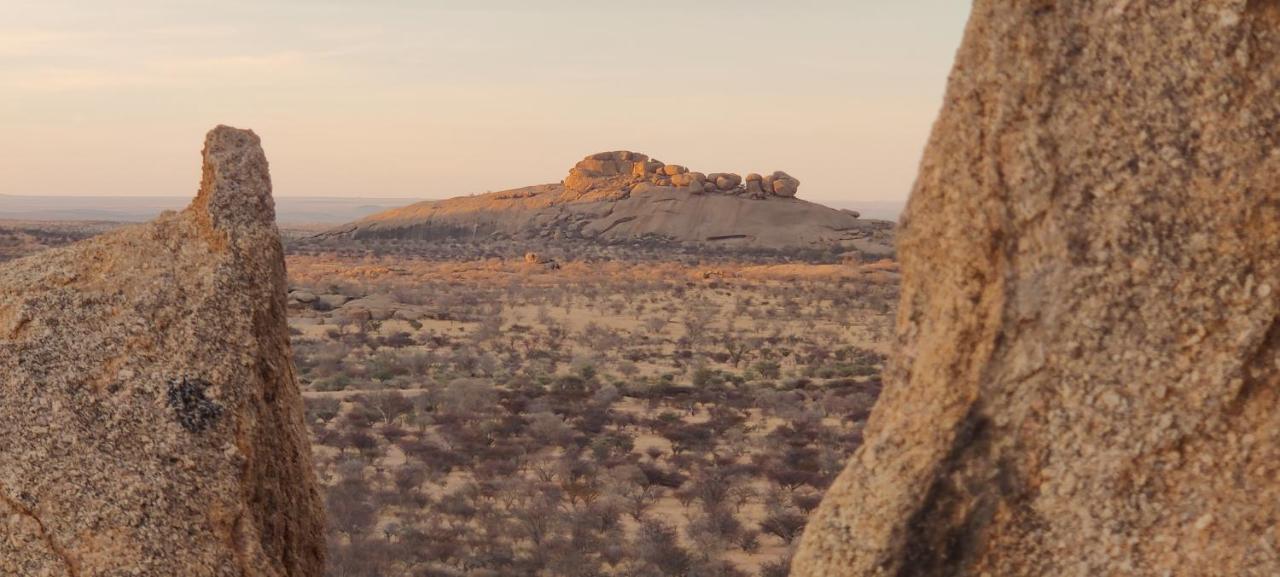 Ai Aiba - The Rock Painting Lodge Omaruru Exterior photo