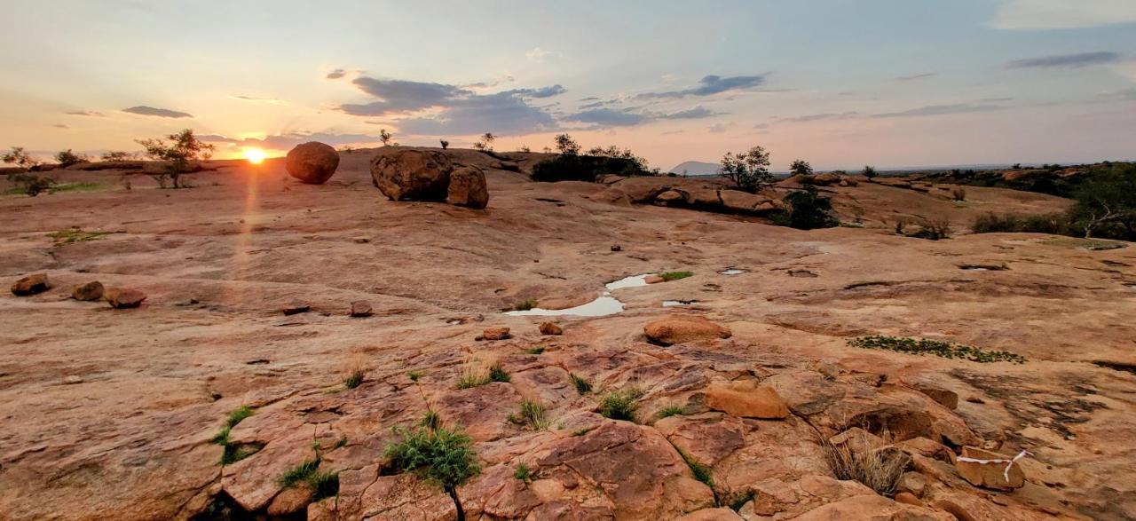 Ai Aiba - The Rock Painting Lodge Omaruru Exterior photo