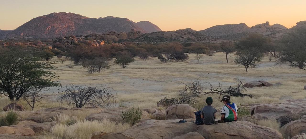 Ai Aiba - The Rock Painting Lodge Omaruru Exterior photo