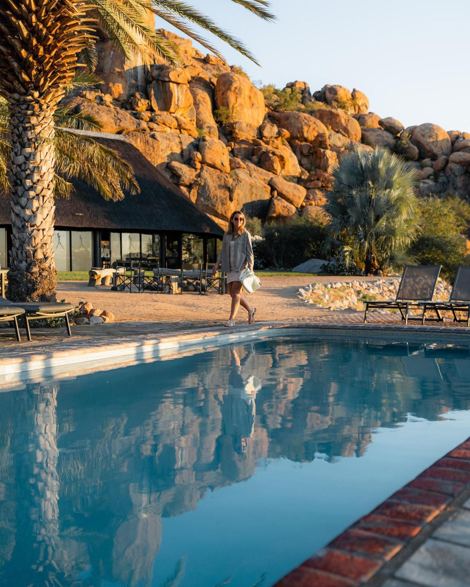 Ai Aiba - The Rock Painting Lodge Omaruru Exterior photo