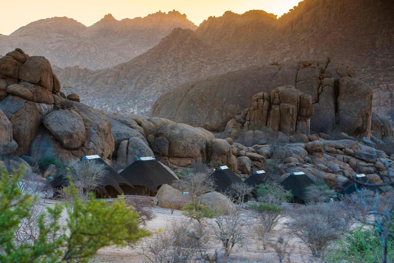 Ai Aiba - The Rock Painting Lodge Omaruru Exterior photo